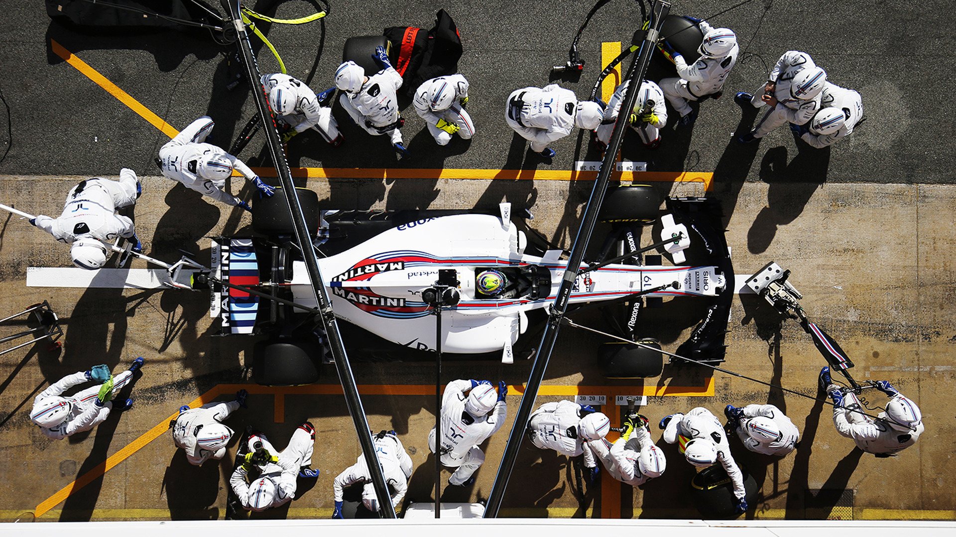 practice-pitstop-for-felipe-massa-williams-fw40