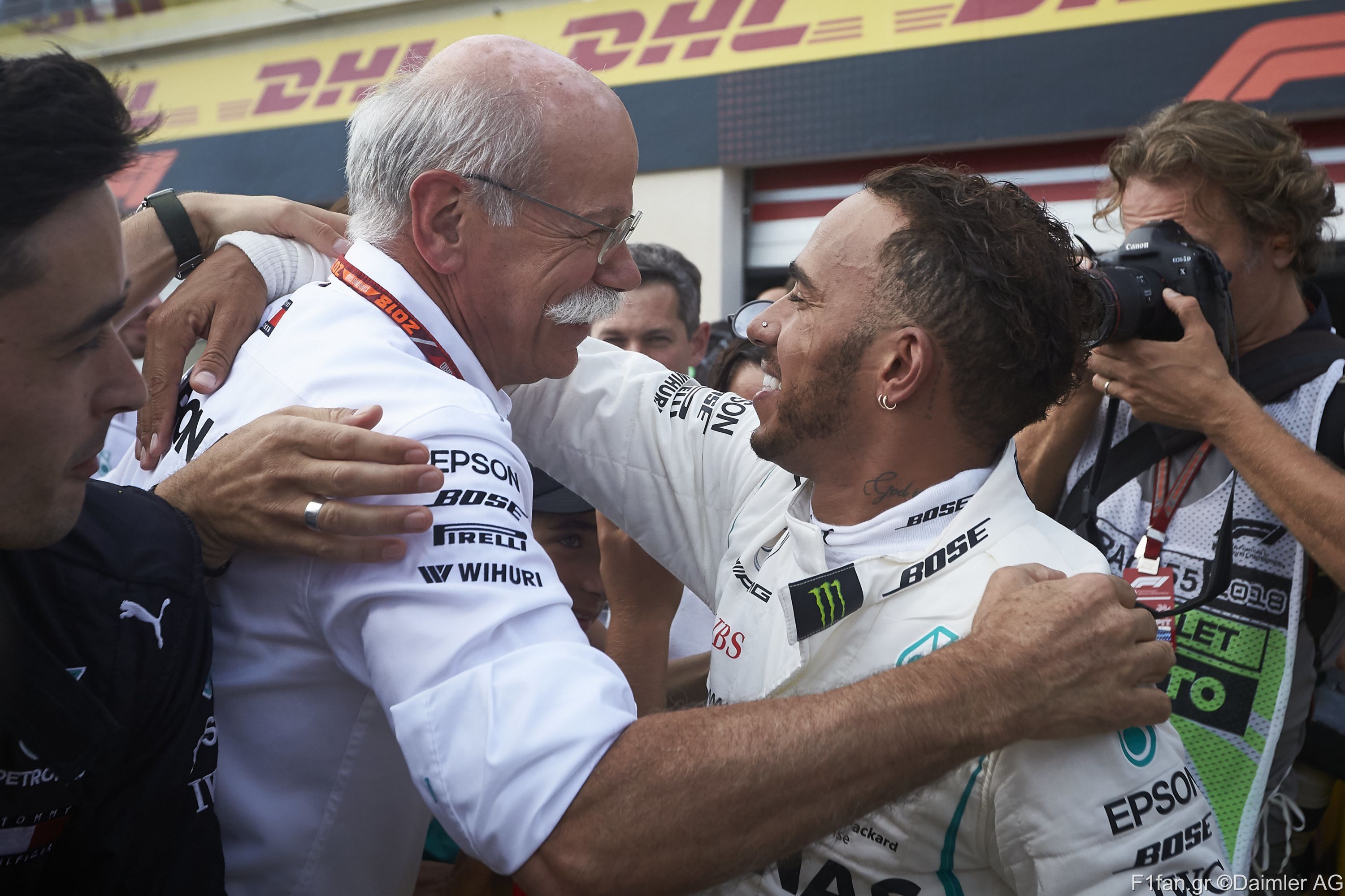 #HiFive: Daimler feiert den fünften WM-Titel von Lewis Hamilton#HiFive: Daimler celebrates Lewis Hamilton’s fifth World Championship