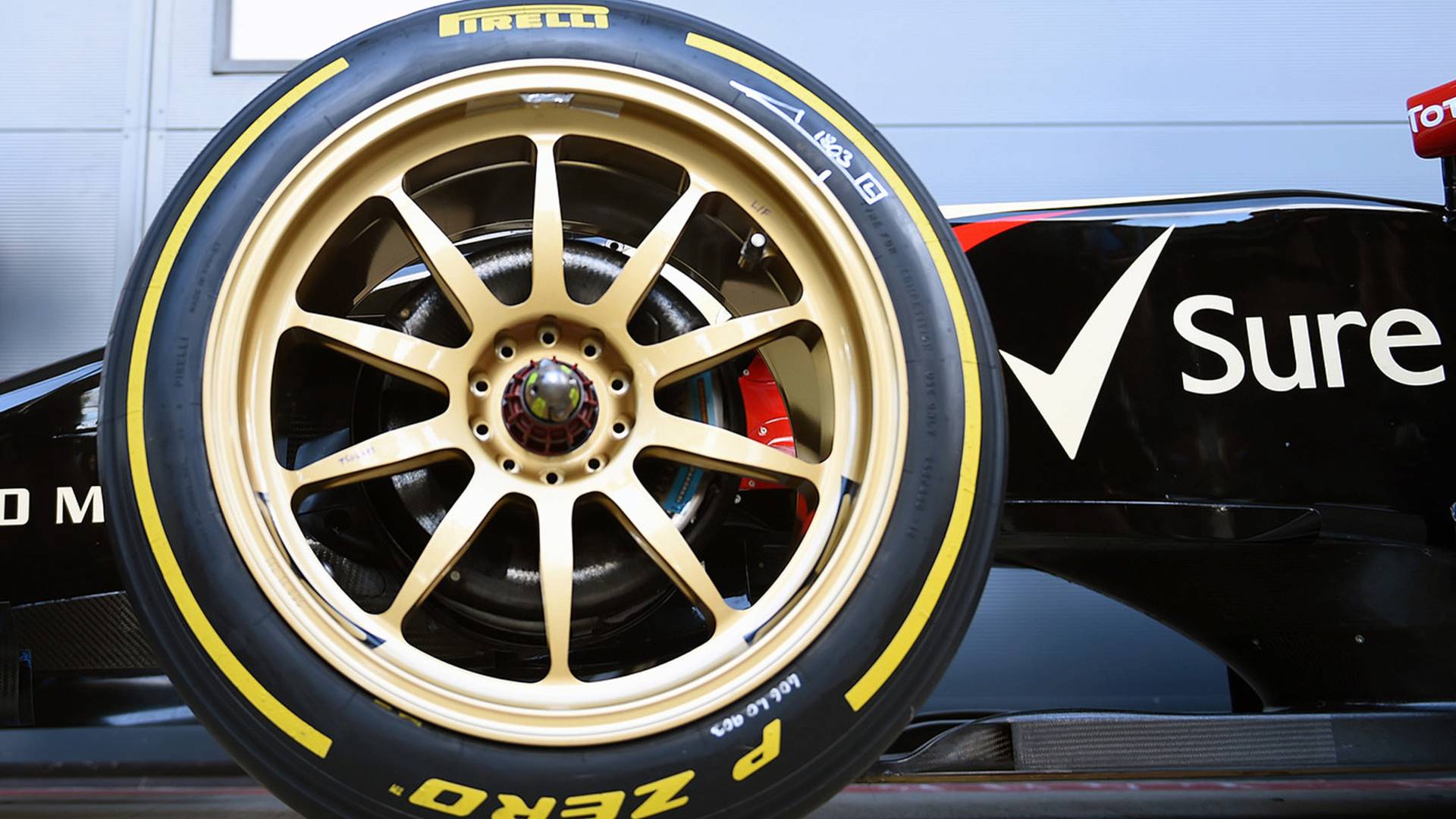 Колеса 1 18. Pirelli f1 Tyres 2d. Колесо ф1 Пирелли. F1 Pirelli Tyres 2022. Колесо ф1 Пирелли изнутри.